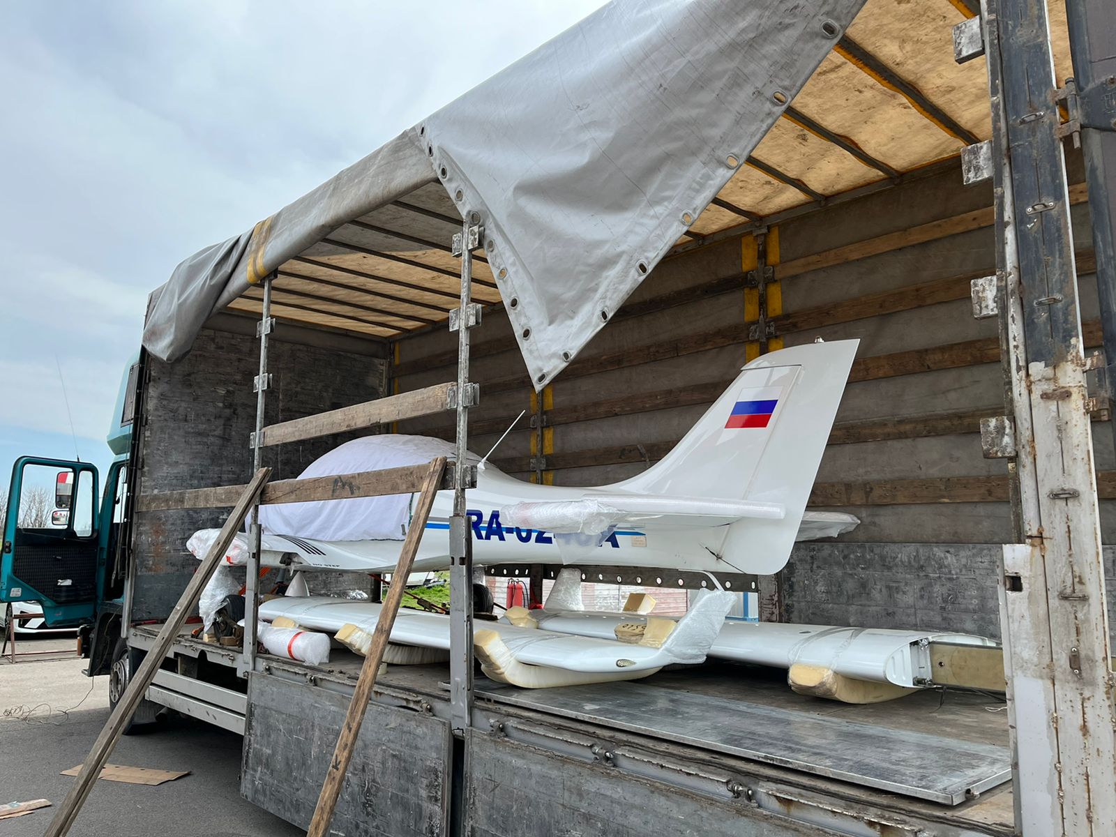 Самолет в разборе из а. Пешково в а. Юрьевское